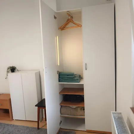 Quiet And Bright - Near Bus Station & Free Parking Apartment