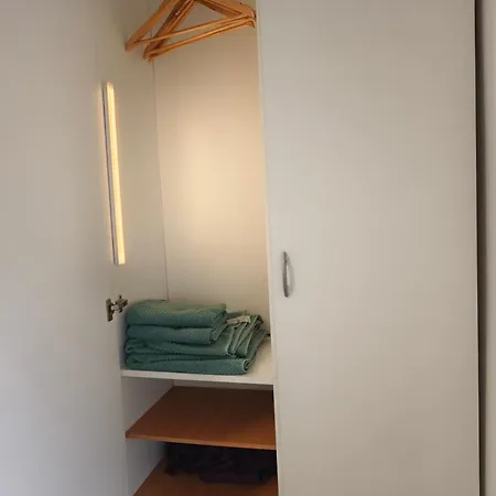 Quiet And Bright - Near Bus Station & Free Parking Apartment