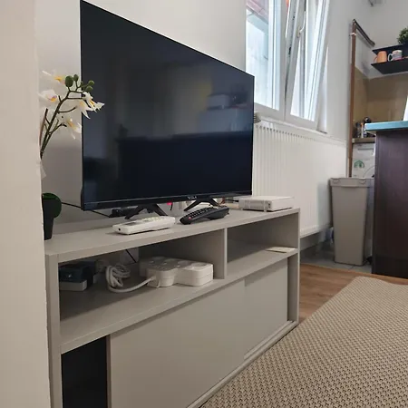 Apartment Quiet And Bright - Near Bus Station & Free Parking *