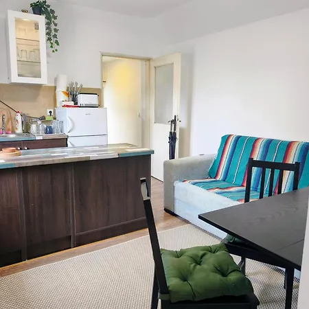 Quiet And Bright - Near Bus Station & Free Parking Apartment