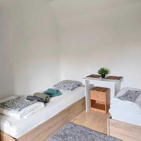 Quiet And Bright - Near Bus Station & Free Parking Apartment