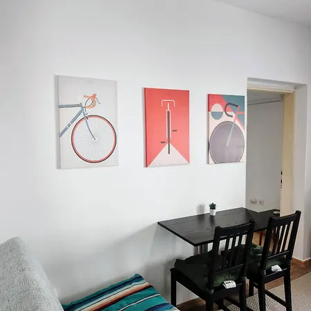 Quiet And Bright - Near Bus Station & Free Parking Apartment