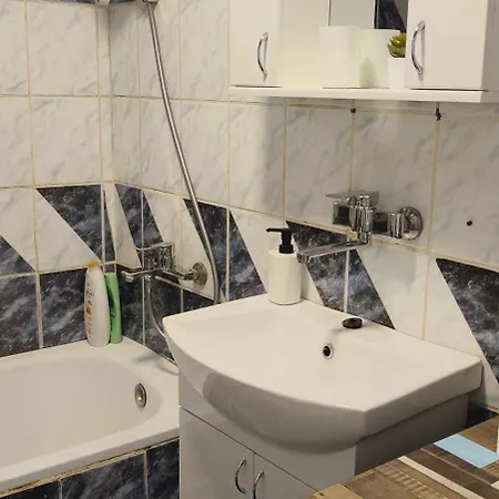 Quiet And Bright - Near Bus Station & Free Parking *