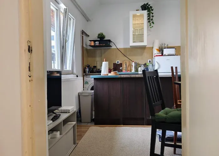 Lägenhet Quiet And Bright - Near Bus Station & Free Parking