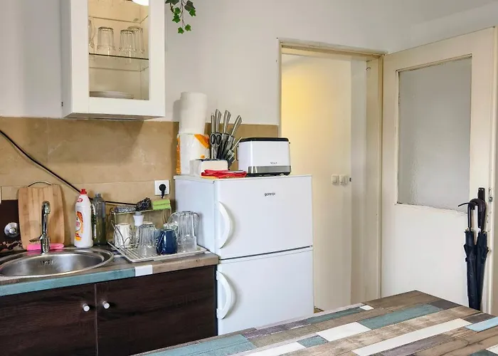 Quiet And Bright - Near Bus Station & Free Parking *