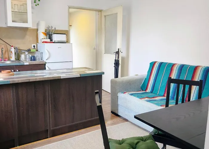 Quiet And Bright - Near Bus Station & Free Parking Lägenhet