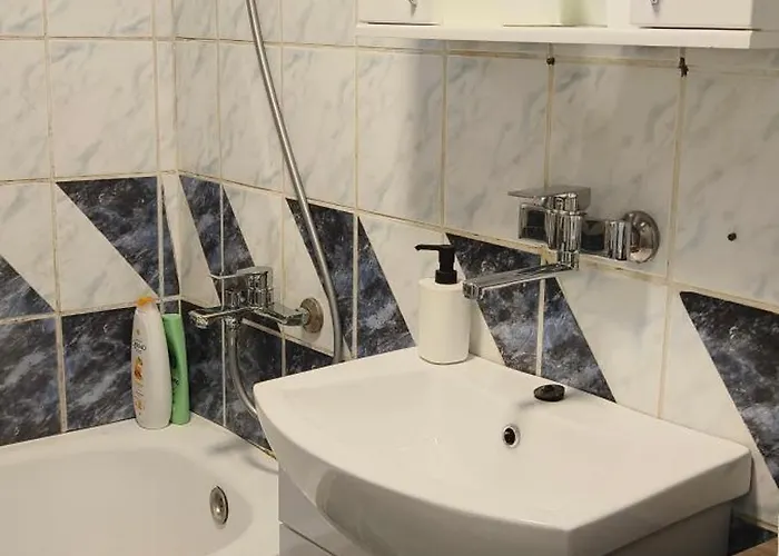 Quiet And Bright - Near Bus Station & Free Parking *